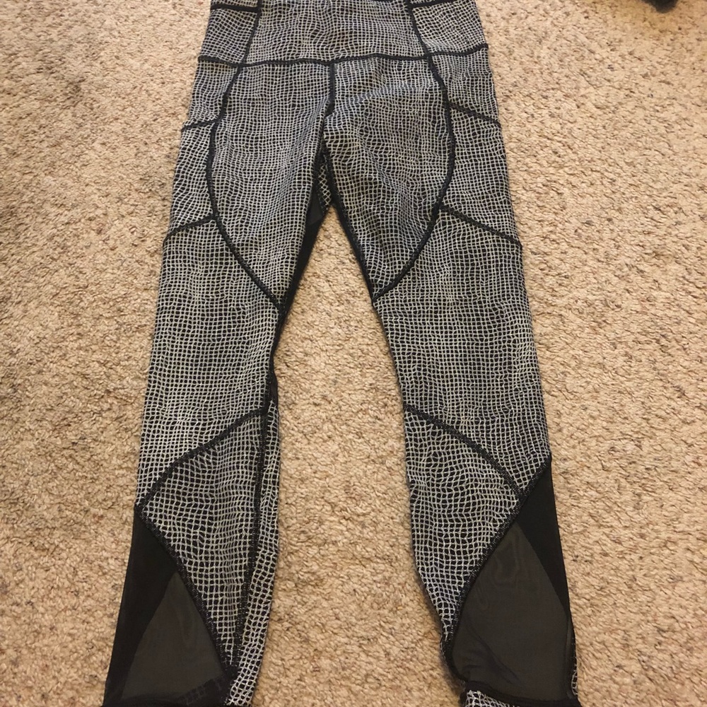 Lululemon size 6 cropped leggings